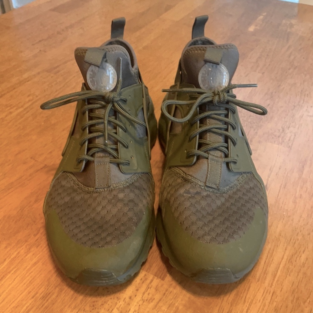 Men’s Hunter Green Nike Air Huarache Athletic Shoes. Size US Men’s 10.